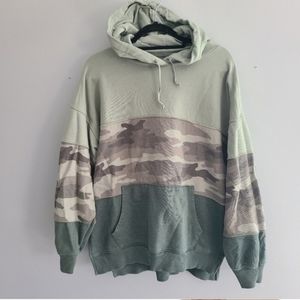 American‎ Eagle Jegging Fit Camo Green  Hooded Sweatshirt